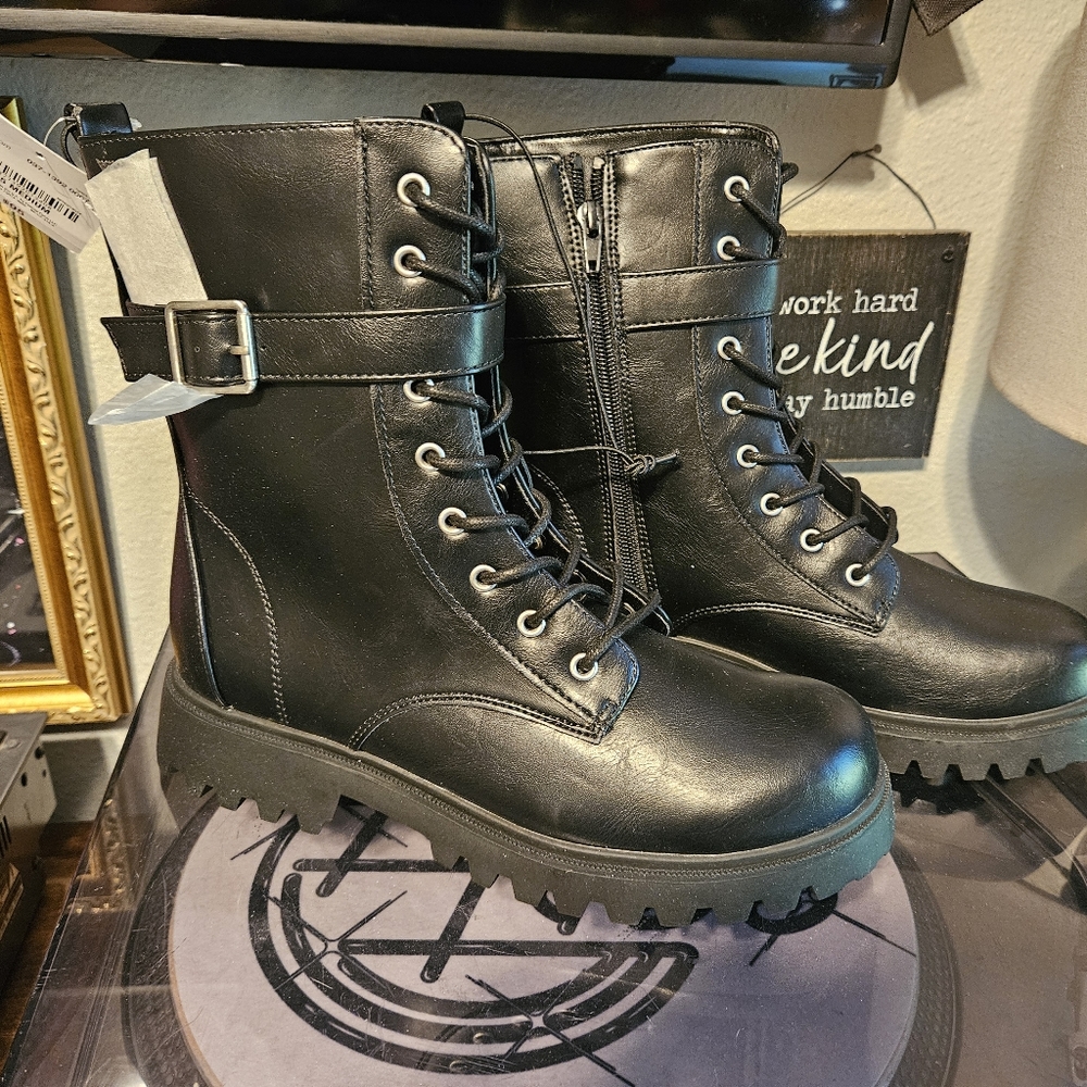 Arizona Fox Combat Boots With Block Heel Womens 8.5 NWT and original Box